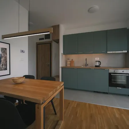 Highlander 아파트